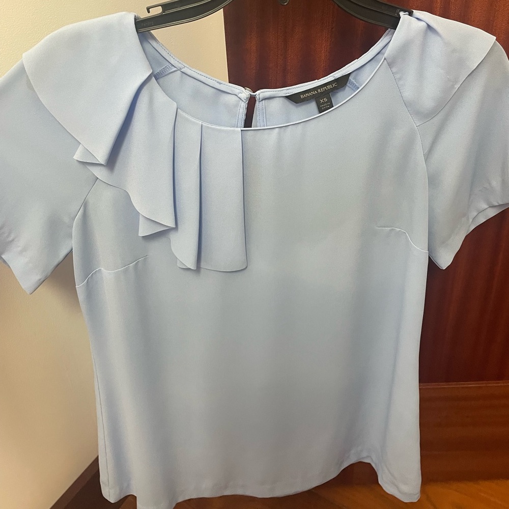 Banana republic woman’s blouse size XS (fits small too)